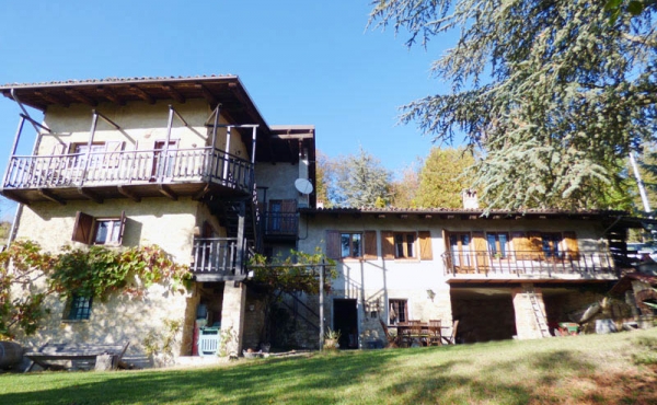 Renoviertes piemontesisches Landhaus mit 1,8 Hektar Land