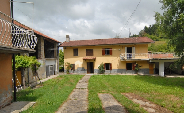 Cascina a corte con vista panoramica sulle langhe