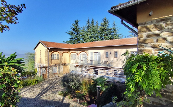 Tradizionale cascinale con 4 appartamenti  e vista panoramica sulle montagne