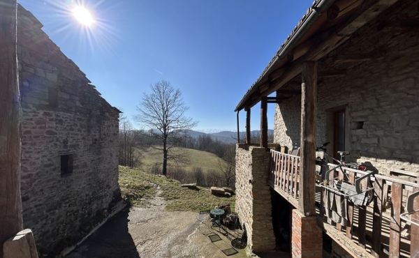 Rustico in pietra con vista panoramica e 7 ha di terreno