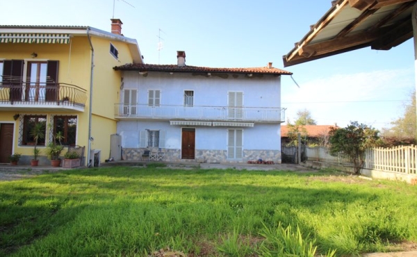 Casa in borgata con giardino