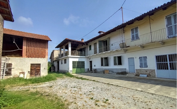 Ampio cascinale in piccola borgata