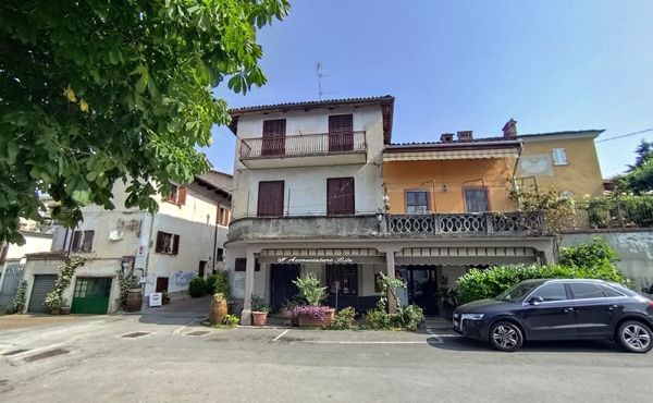 Casa nel borgo antico di Dogliani con terrazza panoramica