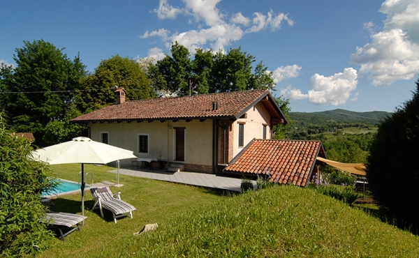 villa con giardino e piscina